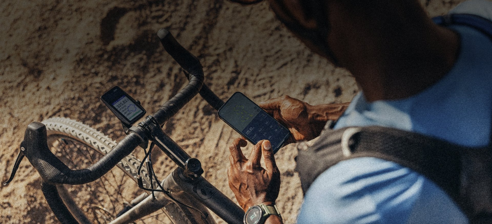 Ciclista che invia la traccia dal telefono al ciclocomputer Coros Dura