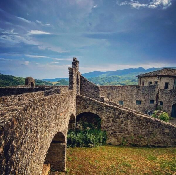 LAVIA | Traccia GPX Lunigiana Gravel, un itinerario a tappe, tra natura e storia, tra borghi e castelli, che porta alla scoperta di tutto il territorio della Lunigiana.