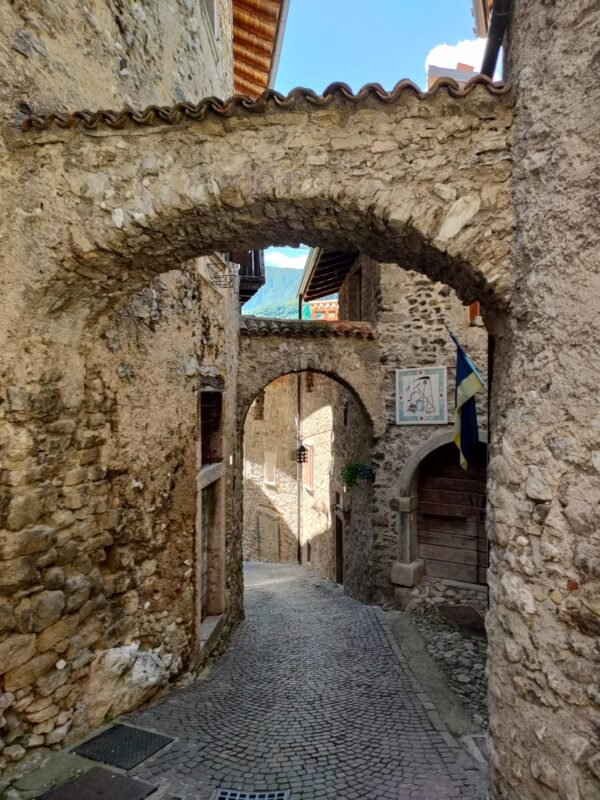 LAVIA | Traccia GPX | Escursione ad anello al Lago di Tenno e visita al borgo medievale Canale, uno dei borghi più belli d'Italia