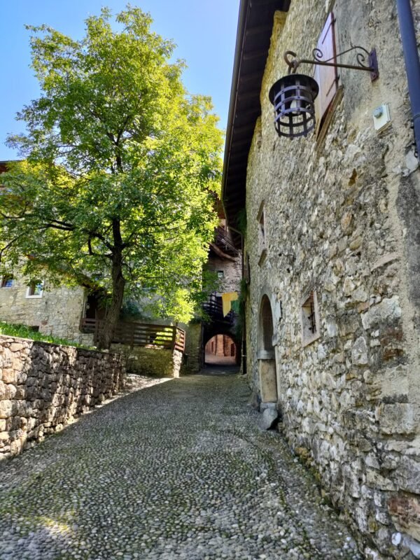 LAVIA | Traccia GPX | Escursione ad anello al Lago di Tenno e visita al borgo medievale Canale, uno dei borghi più belli d'Italia